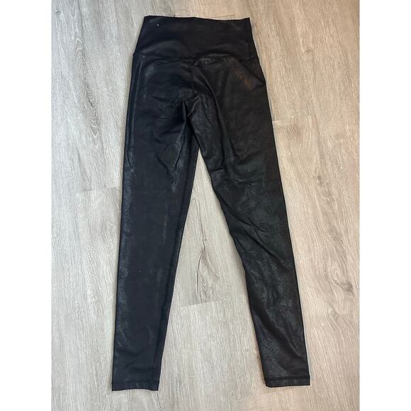 Offline by Aerie The Hugger High Waisted Crackle Legging in True Black, Small - Picture 4 of 5